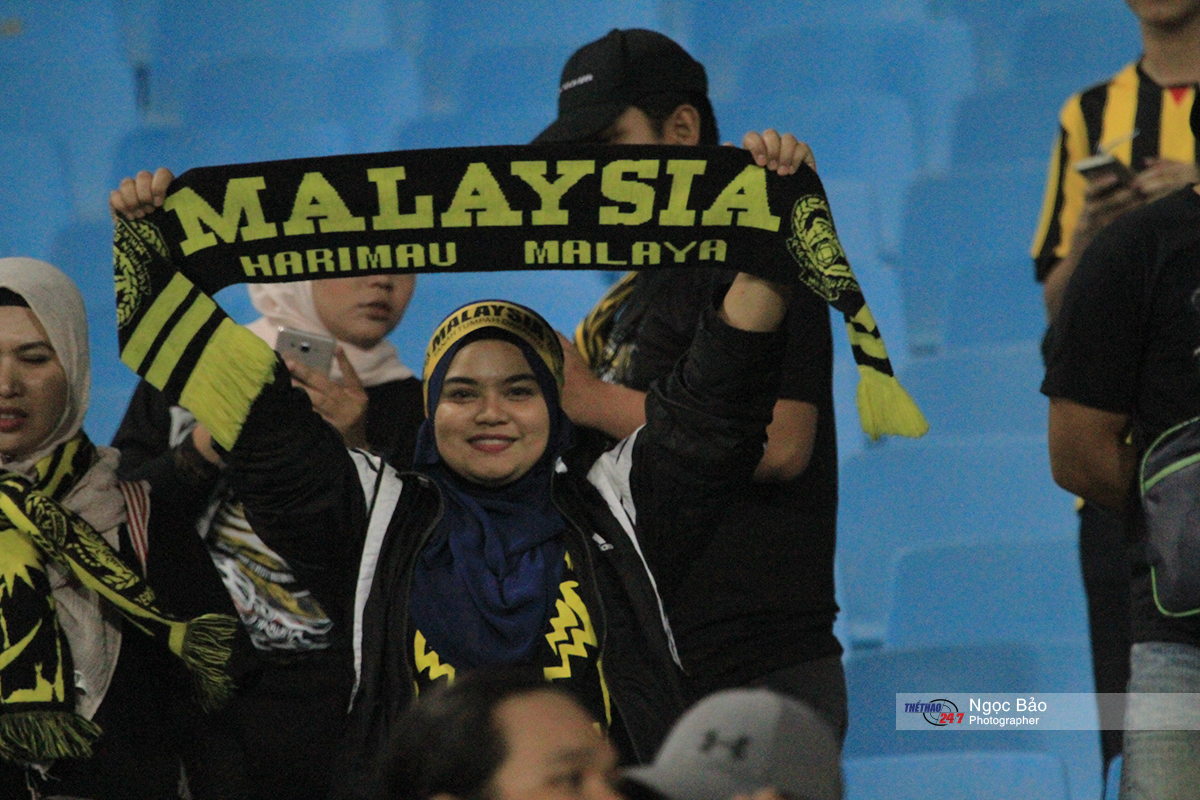 CĐV Malaysia vẫn vui vẻ dù đội nhà thua trận cdv malay 1